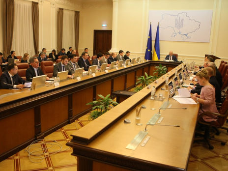 Карантин в школах и запрет на массовые мероприятия с участием более 200 человек – Кабмин утвердил меры по борьбе с коронавирусом