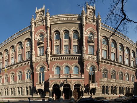 За два дня НБУ продал на межбанке $620 млн для поддержки курса гривны, а сегодня объявил первый в 2020 году аукцион