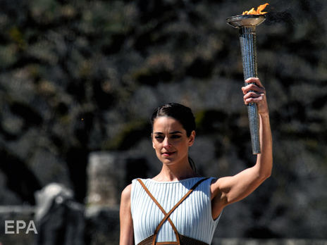 ﻿У Греції запалили олімпійський вогонь. Через коронавірус церемонія відбулася без глядачів. Фоторепортаж