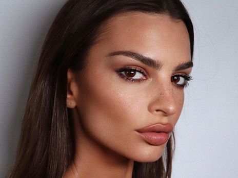 Ратаковски снялась без бюстгальтера