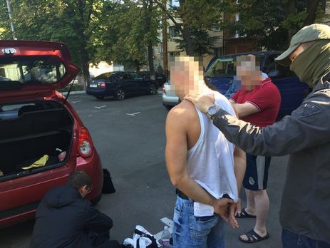 В Харьковской области СБУ задержала группу продавцов огнестрельного оружия, рассылавших его по почте