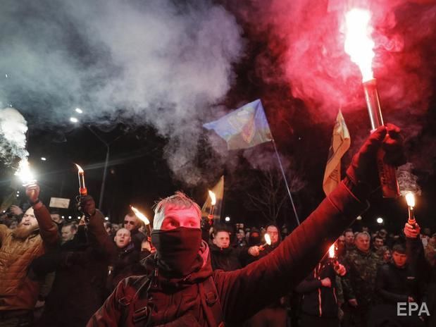﻿Біля посольства РФ у Києві учасники маршу добровольців порвали російський прапор