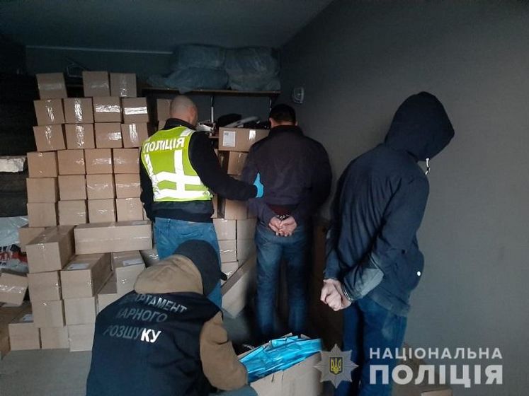 ﻿У Києві грабіжники, погрожуючи зброєю, відібрали у підприємця 100 тис. медичних масок
