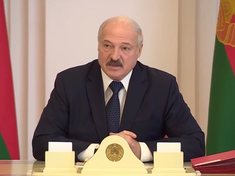 Лукашенко радить труїти вірус горілкою, але не на роботі