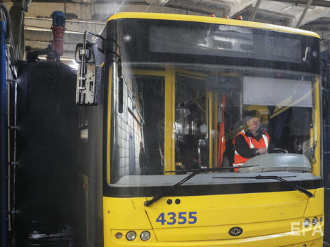 ﻿Із 18 березня в київські автобуси, тролейбуси і трамваї пускатимуть тільки людей у масках – КМДА