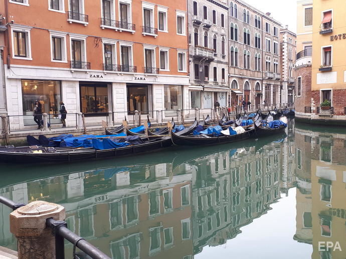 "Как на Мальдивах". Из-за карантина вода в каналах Венеции стала чистой. Видео