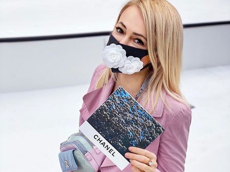 Продюсер Яна Рудковская украсила защитную маску цветами от Chanel
