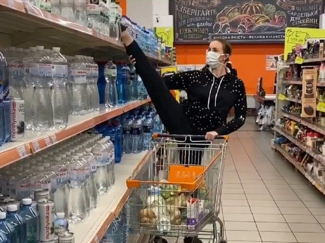 ﻿Різатдінова продемонструвала вертикальний шпагат у продуктовому супермаркеті