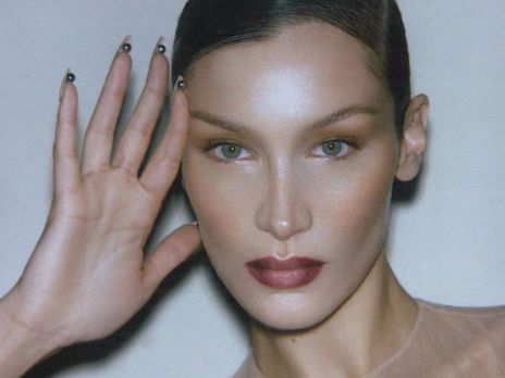 Хадид снялась в черной повязке на груди 