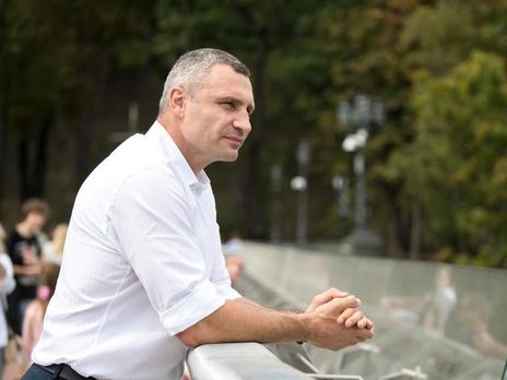 Кличко показал, как мыть руки в боксерских перчатках