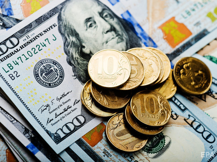 Рубль вошел в тройку валют, которые сильнее всего подешевели к доллару