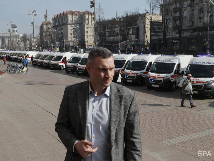 ﻿Віталій Кличко передав київським лікарям 39 "швидких" і дві експрес-лабораторії для діагностики коронавірусу