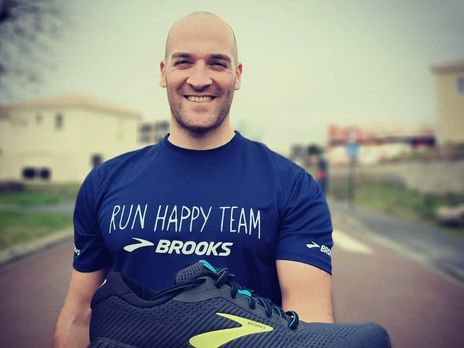 Самоизоляция по-французски. Спортсмен пробежал марафонскую дистанцию на своем семиметровом балконе