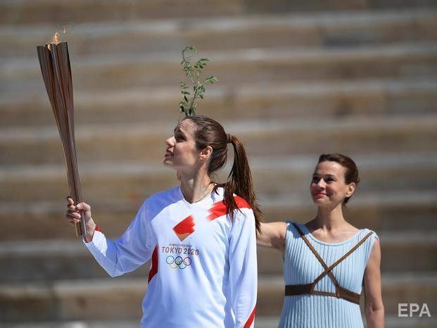 ﻿У Греції без глядачів відбулася церемонія передання олімпійського вогню Японії