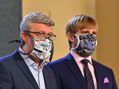 ﻿У Чехії заборонили виходити з дому без маски. Тепер у ній прем'єр, міністри й ведучі новин. Фоторепортаж