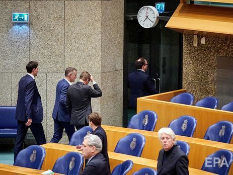 Брюинс (в центре справа) упал в обморок в парламенте 18 марта
