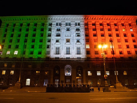 Resisti, Italia! Киевскую мэрию подсветили цветами итальянского флага