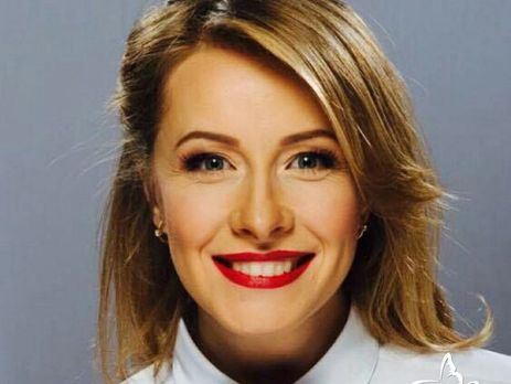 Елена Кравец убаюкивает ребенка в кровати-качалке