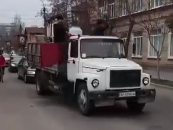 ﻿"Наша віра православна". У Бердянську священнослужителі освятили вулиці з вантажівки. Відео