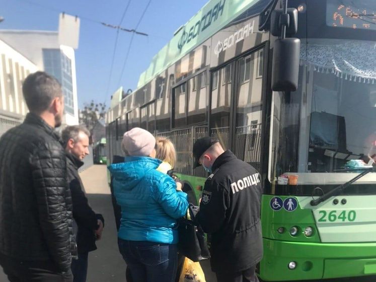 ﻿У Харкові "зайві" пасажири трамвая сідають навпочіпки, ховаючись від поліції