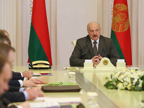 ﻿Лукашенко: Ми ґвалтом кричимо: "Не їдьте за кордон". Ні, все одно пруть. Ті, хто виїхав після наших попереджень, нехай там і сидять