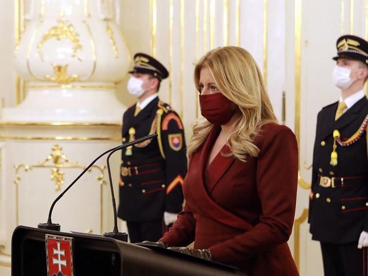 Президент Словакии Чапутова надела маску в тон платью