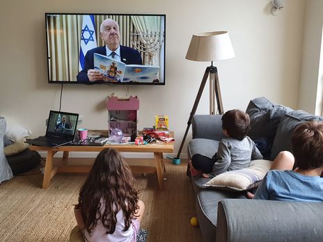 Карантин из-за COVID-19. Президент Израиля начал читать детям сказки онлайн