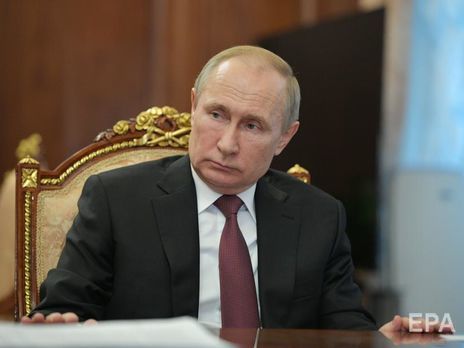 Жителям Москвы старше 65 лет запретили выходить из дома. Песков заявил, что на Путина запрет не распространяется