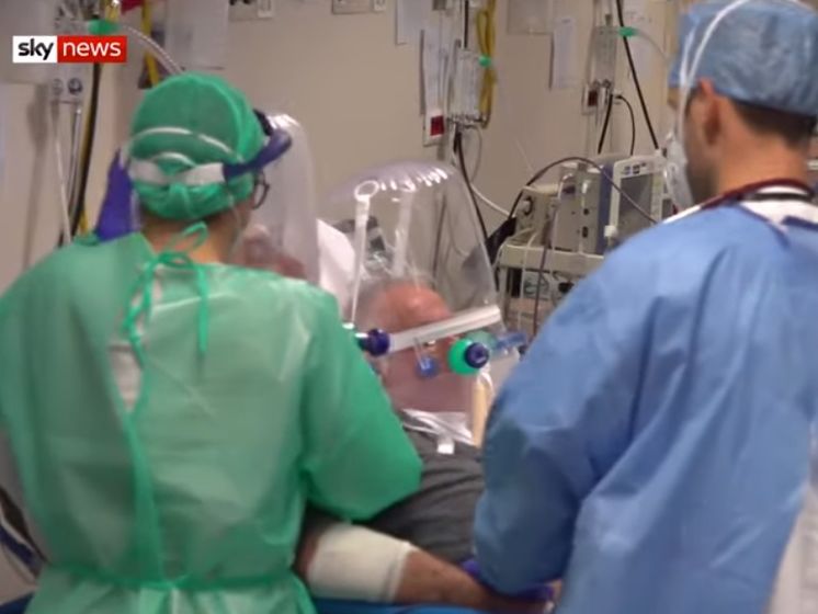 "Нужно большое количество кислорода". Госпиталь в Бергамо показал, как работает в условиях перегруженности из-за COVID-19. Видео