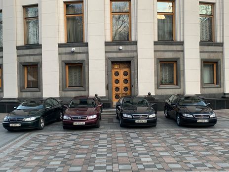 21 березня апарат Верховної Ради передав лікарням перші чотири автомобілі