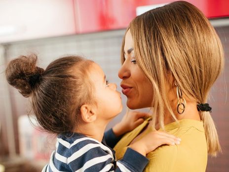 Гайтана заплела дочери косы и показала, как они проводят карантин