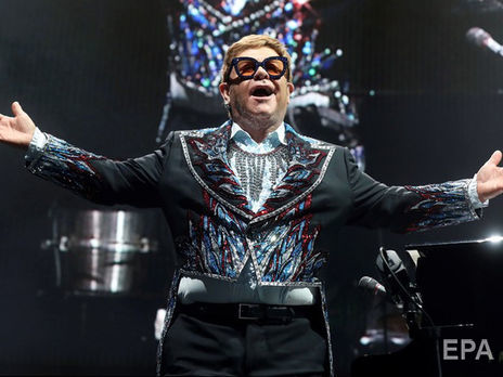 Элтону Джону – 73. Музыкант задул свечи на трехсекционном торте 