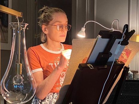 ﻿Стоун під час карантину почала малювати