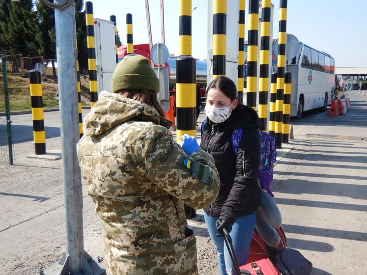 ﻿На кордоні України з країнами ЄС – черги. Українці намагаються потрапити додому до опівночі