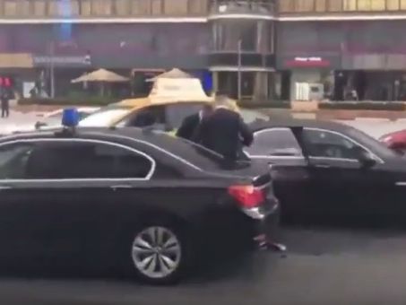 В Москве попал в аварию автомобиль Суркова – СМИ