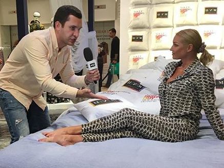 Волочкова села на шпагат в московском торговом центре