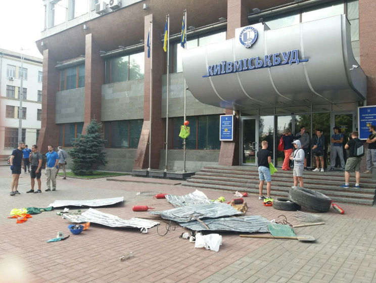 Полиция: После стычек правоохранителей и азовцев под "Киевгорстроем" пострадали два человека