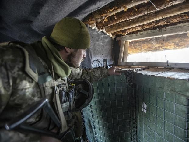 ﻿На Донбасі поранено двох українських військових, один із них у важкому стані