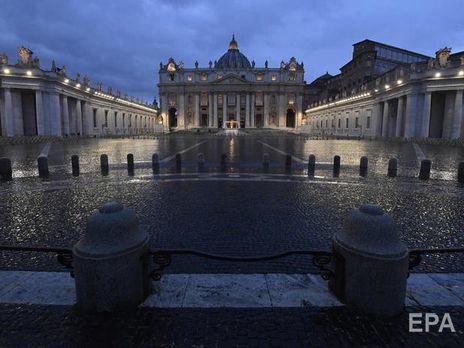 Папа римский помолился о прекращении пандемии коронавируса на пустой площади в Ватикане. Фоторепортаж
