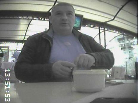 Людину, яка потрапляла у кадр прихованої зйомки, "Схеми" ідентифікували як Сергія Шумського, помічника Дениса Єрмака