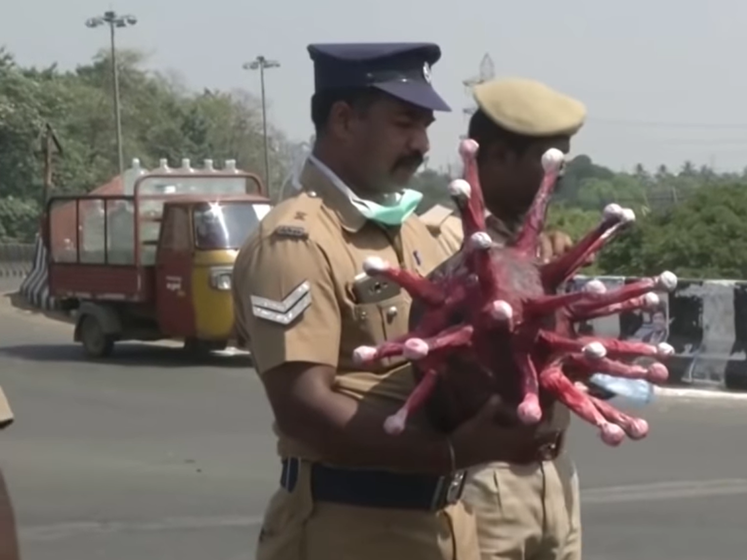 Индийский дорожный патруль рассказывает водителям о карантине при помощи "коронашлема". Видео