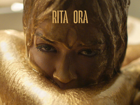 How To Be Lonely. Рита Ора в клипе обнимает скелет. Видео