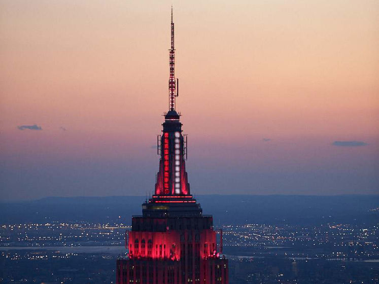 Empire State Building подсветили красным и белым цветом в знак благодарности медикам, которые борются с коронавирусом