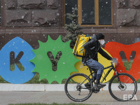 ﻿В Україні хочуть посилити карантин. У громадських місцях – тільки в масках, відвідування парків заборонять