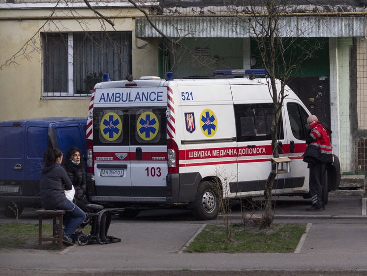 ﻿Медпрацівники, зайняті боротьбою з COVID-19 в Україні, уже за березень отримають доплату в розмірі трьох окладів – МОЗ