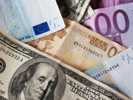 Гривна немного укрепилась к доллару и евро