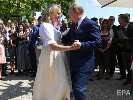 Ексглава МЗС Австрії Кнайсль, на весіллі якої був Путін, обвинуватила чоловіка в домашньому насильстві