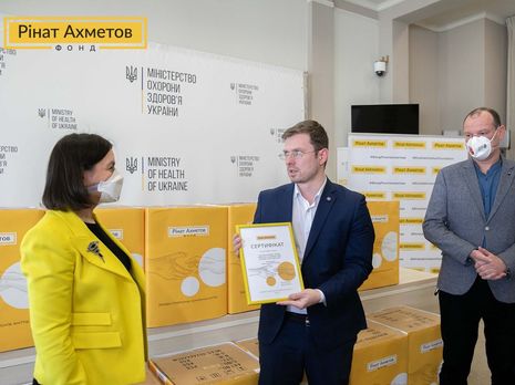 ﻿Фонд Ріната Ахметова передав МОЗ України 300 тис. експрестестів для виявлення коронавірусу