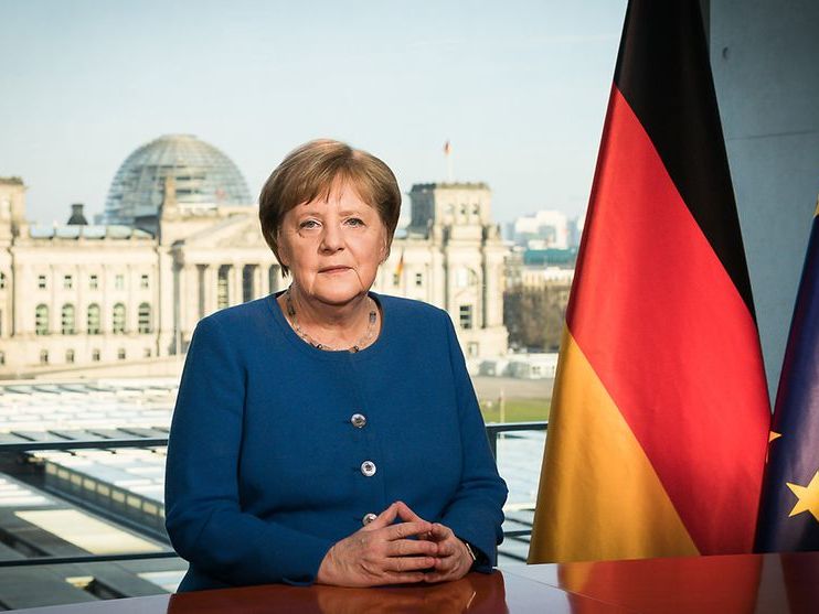 Меркель вышла из самоизоляции и вернулась на работу
