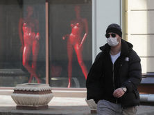 Без масок нельзя, больше двух не собираться, в парки-скверы ни ногой. Кабмин Украины ужесточил правила карантина. Список запретов